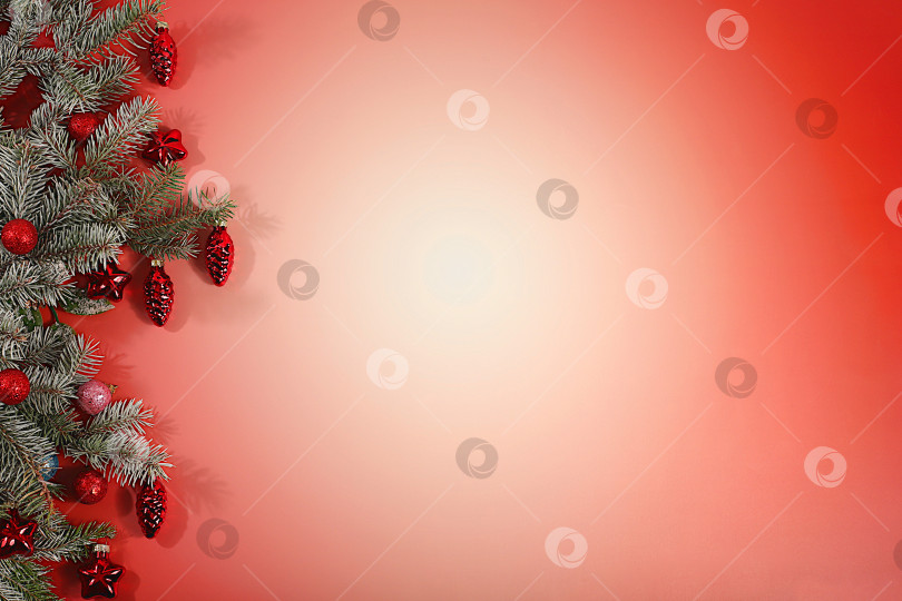 Скачать Красивый рождественский и новогодний фон с живыми заснеженными еловыми ветками, украшениями и игрушками, дизайн продукции для праздничной рекламы, концепция Сочельника, праздничная зимняя открытка и баннер на экране, фотосток Ozero
