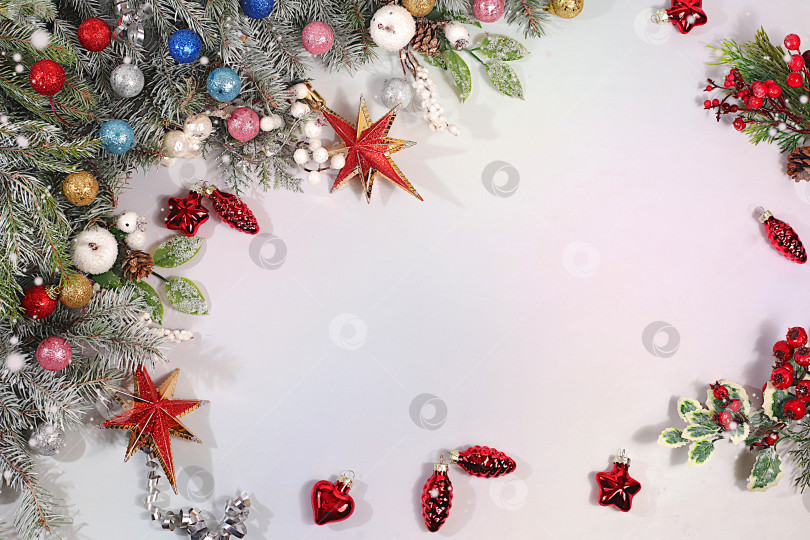 Скачать Рождественский и новогодний фон 2026 с живыми ветками и праздничными украшениями на элегантном фоне, праздничный баннер, шаблон дизайна, концепция Сочельника, праздничная зимняя открытка и макет экрана, фотосток Ozero