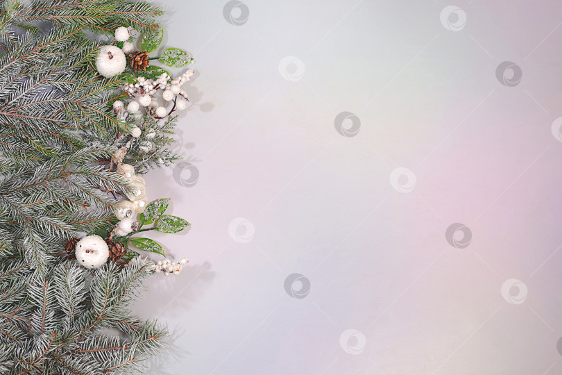 Скачать Красивый рождественский и новогодний баннер, фон с живыми еловыми ветками, украшениями, игрушками и сосновыми шишками, дизайн продукта для праздничной рекламы, концепция Сочельника, праздничная зимняя открытка и оформление экрана, фотосток Ozero