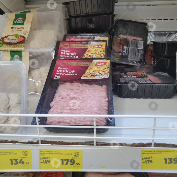 Скачать Отдел свиного фарша в магазине "Магнит". фотосток Ozero