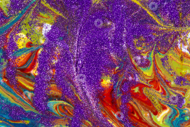 Скачать Разноцветный акриловый фон, усыпанный фиолетовыми блестками. Современное творчество. Красочная авангардная текстура. Фон, состоящий из множества текстур, форм и материалов. фотосток Ozero