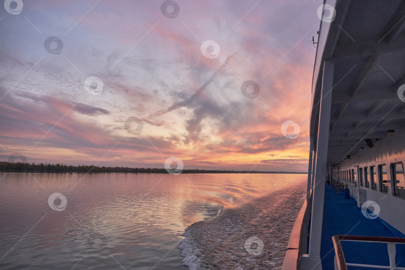 Скачать Яркий закат над Волгой с палубы круизного лайнера, Россия фотосток Ozero