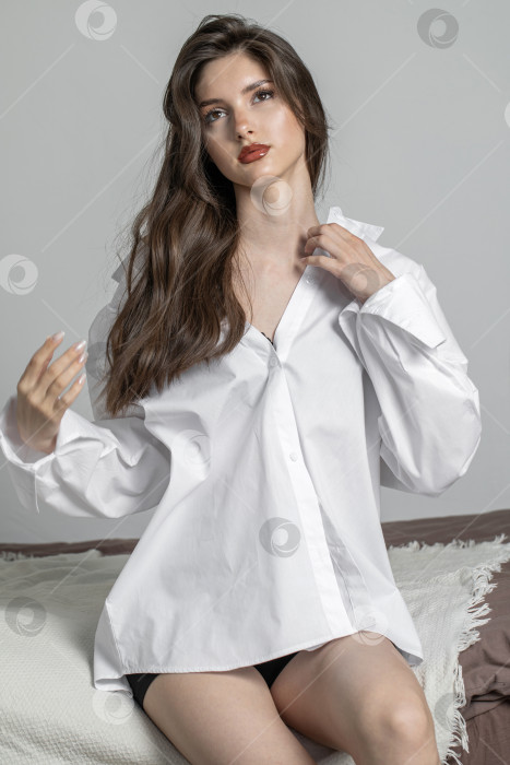 Скачать Портрет молодой красивой брюнетки-модели в белой рубашке фотосток Ozero