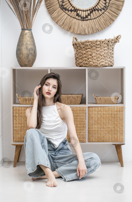 Скачать Модный портрет молодой красивой брюнетки в синих джинсах фотосток Ozero