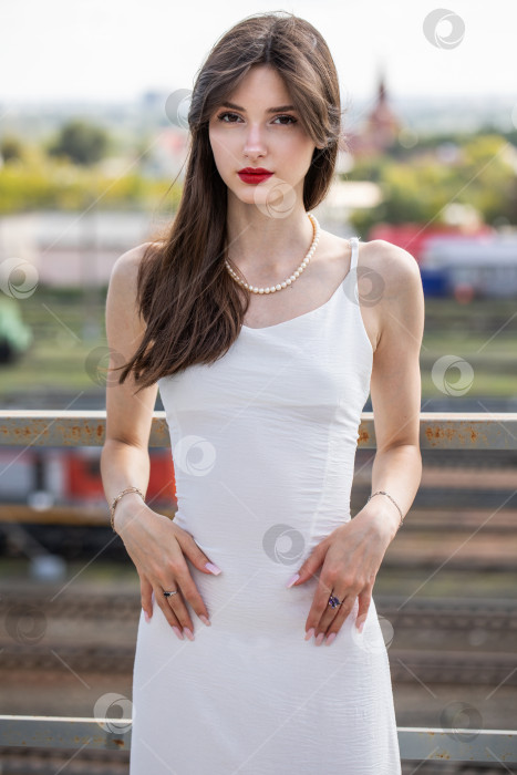 Скачать Портрет молодой красивой брюнетки в белом платье фотосток Ozero