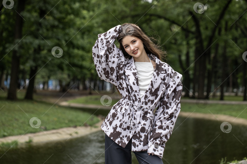 Скачать Модный портрет молодой брюнетки. Стильный жакет - черно-белая пятнистая корова. фотосток Ozero