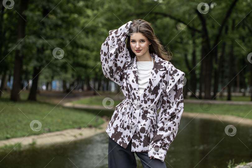 Скачать Модный портрет молодой брюнетки. Стильный жакет - черно-белая пятнистая корова. фотосток Ozero