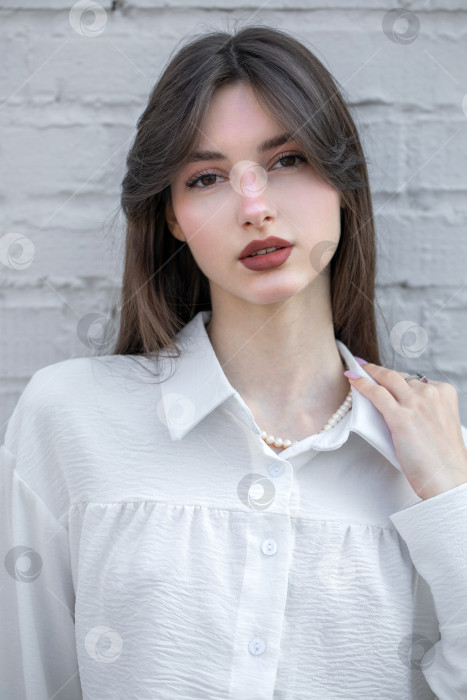 Скачать Портрет молодой красивой брюнетки крупным планом фотосток Ozero