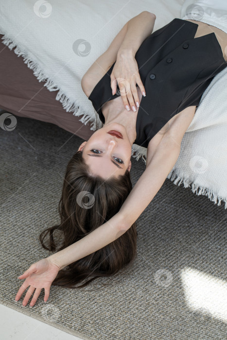 Скачать Студийный портрет молодой красивой брюнетки фотосток Ozero