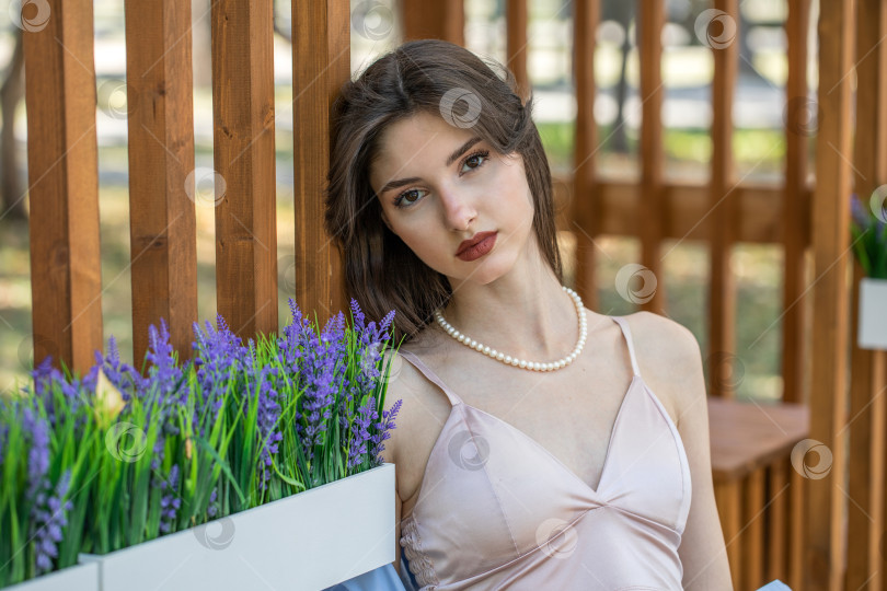 Скачать Портрет молодой красивой брюнетки крупным планом фотосток Ozero