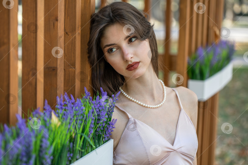 Скачать Портрет молодой красивой брюнетки крупным планом фотосток Ozero