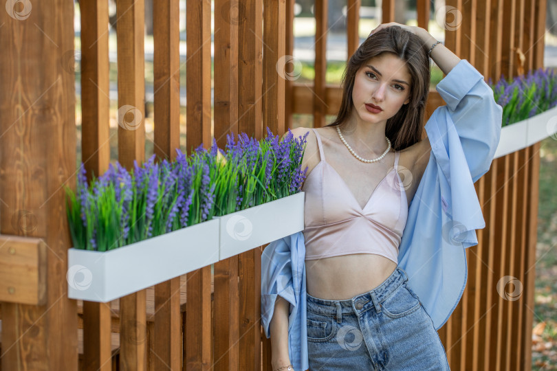 Скачать Портрет молодой красивой брюнетки крупным планом фотосток Ozero