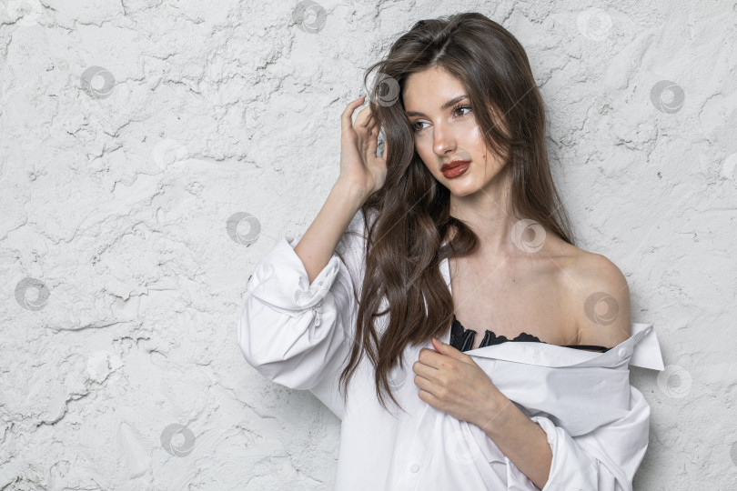 Скачать Портрет молодой красивой брюнетки-модели в белой рубашке фотосток Ozero