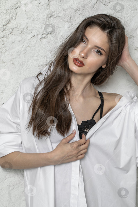 Скачать Портрет молодой красивой брюнетки-модели в белой рубашке фотосток Ozero