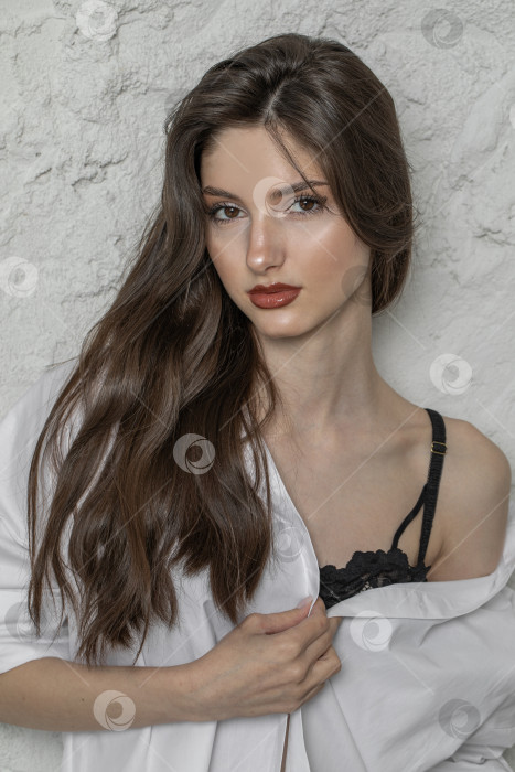 Скачать Портрет молодой красивой брюнетки-модели в белой рубашке фотосток Ozero
