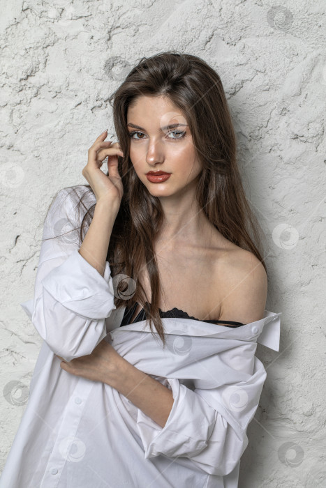 Скачать Портрет молодой красивой брюнетки-модели в белой рубашке фотосток Ozero