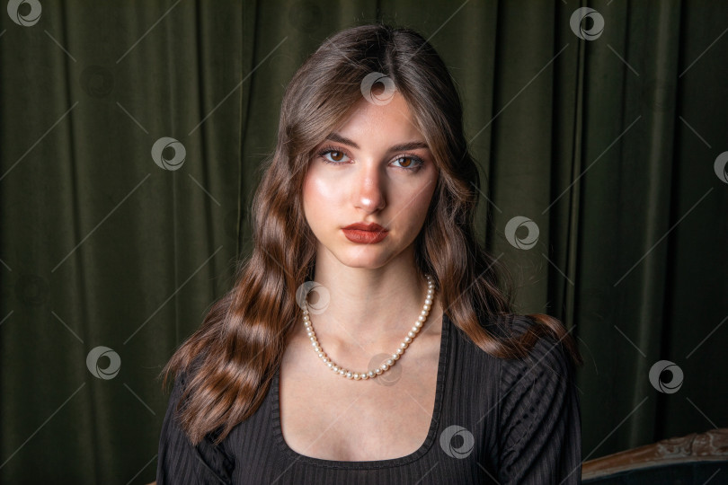 Скачать Портрет молодой красивой девушки фотосток Ozero