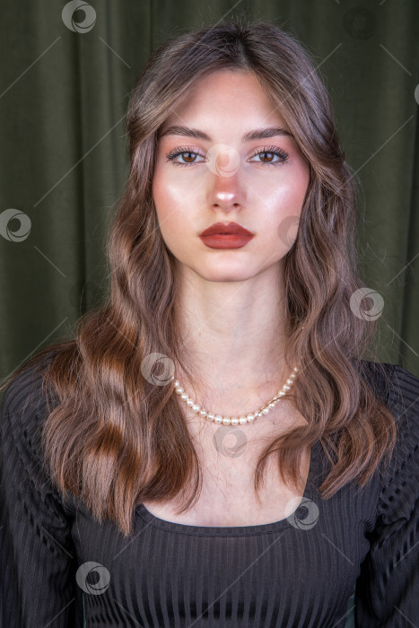 Скачать Портрет молодой красивой девушки фотосток Ozero