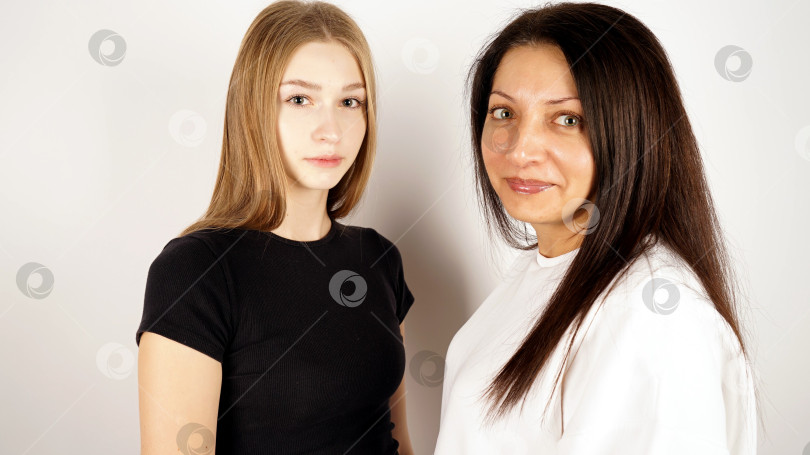 Скачать две девушки фотосток Ozero