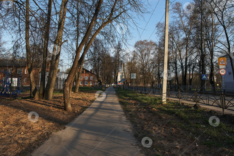 Скачать Пустые улицы, никого на дорогах. Период самоизоляции. фотосток Ozero