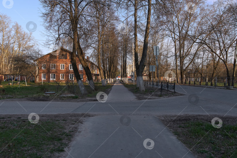 Скачать Пустые улицы, никого на дорогах. Период самоизоляции. фотосток Ozero