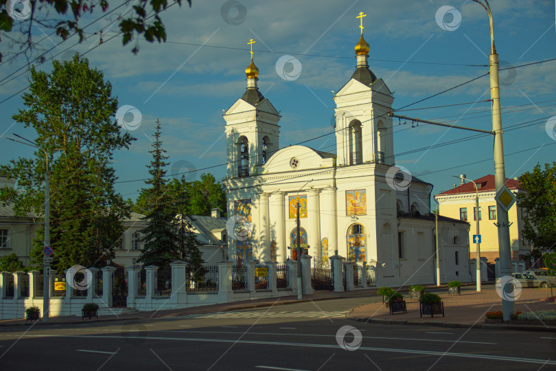 Скачать Кафедральный собор Покрова Пресвятой Богородицы в Витебске, Беларусь — православный храм с золотыми куполами на закате. Витебск август 2025 фотосток Ozero