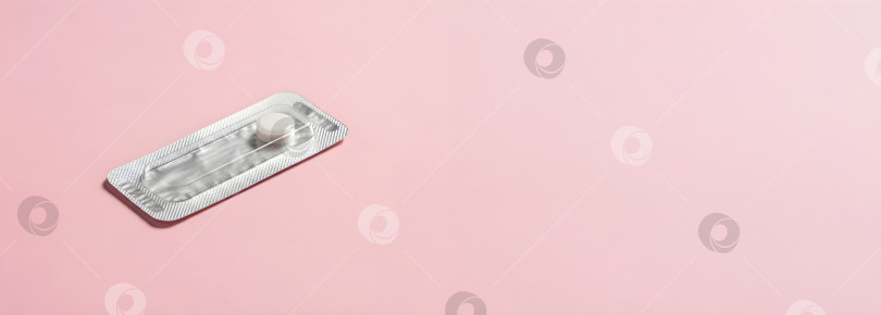 Скачать Таблетки экстренной контрацепции в блистерной упаковке на розовом фоне для концепции планирования семьи и репродуктивного здоровья. Рекламируйте права женщин и свободу выбора на copyspace. Месяц контрацепции. фотосток Ozero