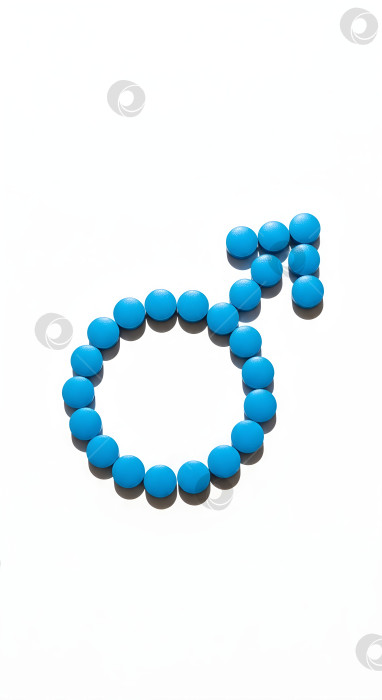 Скачать Синяя таблетка в форме символа мужского пола на белом фоне. Медицинская или фармацевтическая вертикальная концепция для мужского здоровья, урологии или поддержания жизненных сил. фотосток Ozero