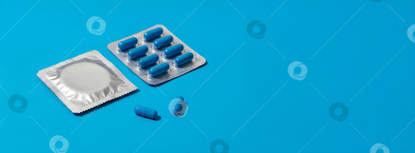 Скачать Синяя таблеточная добавка и презерватив для сексуального здоровья и концепции безопасного секса на синем фоне. Шаблон баннера для повышения осведомленности о лечении и контрацепции с возможностью копирования. фотосток Ozero