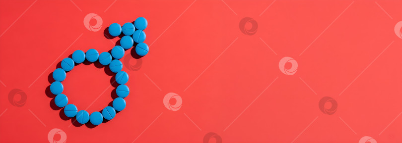 Скачать Синяя таблетка в форме символа мужского пола на красном фоне. Концепция шаблона медицинского или фармацевтического баннера для мужского здоровья, урологии или витальности с возможностью копирования. фотосток Ozero