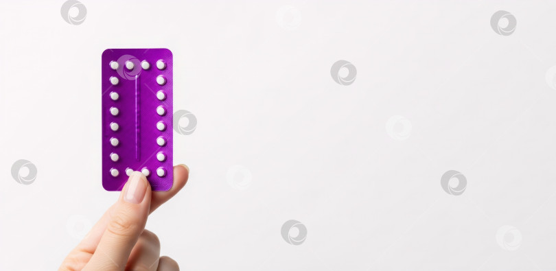 Скачать Женская рука, держащая сиреневую упаковку оральных контрацептивов в блистере для пропаганды безопасного секса на белом фоне. Выбор метода контрацепции. Шаблон дизайна баннера с копировальным пространством. фотосток Ozero