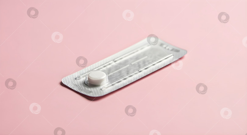 Скачать Таблетки экстренной контрацепции в блистерной упаковке на розовом фоне для концепции планирования семьи и репродуктивного здоровья. Рекламируйте права женщин и свободу выбора на copyspace. Месяц контрацепции. фотосток Ozero