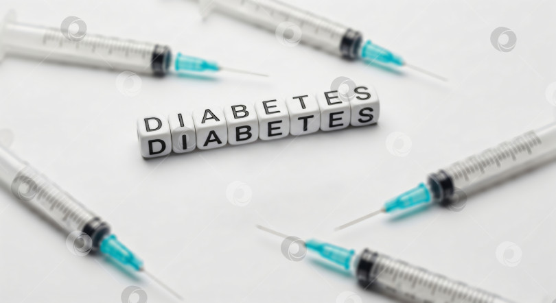 Скачать Текст о диабете первого типа на кубиках со шприцами на белом фоне, шаблон баннера для инсулинотерапии, контроля уровня сахара в крови или повышения осведомленности о лечении диабета с помощью copyspace. фотосток Ozero