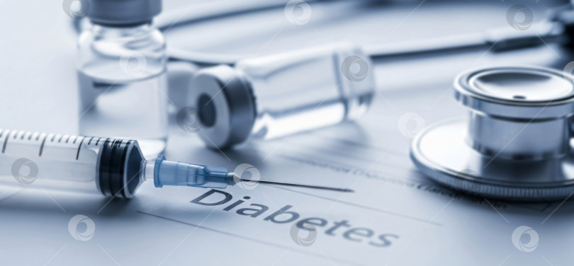 Скачать Текст о диабете со стетоскопом и шприцем на белом фоне. Шаблон баннера для концепции здравоохранения для медицинского лечения и введения инсулина. фотосток Ozero