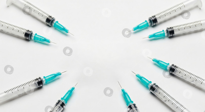 Скачать Много медицинских шприцев с иглой. Лекарство с устройством для лабораторных исследований или анализа крови. Шаблон баннера для фармацевтических технологий и концепции здравоохранения с возможностью копирования. фотосток Ozero