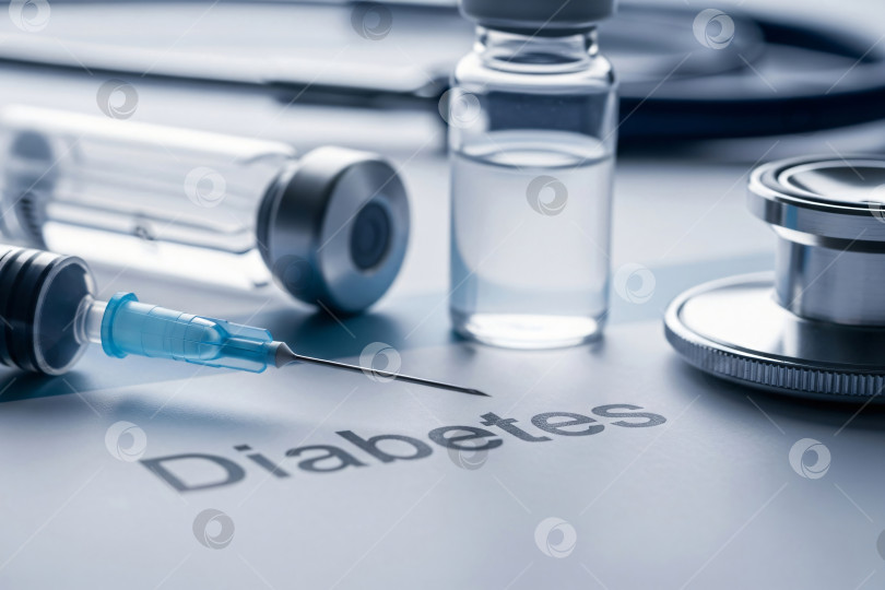 Скачать Текст о диабете со стетоскопом и шприцем на белом фоне. Шаблон баннера для концепции здравоохранения для медицинского лечения и введения инсулина. фотосток Ozero