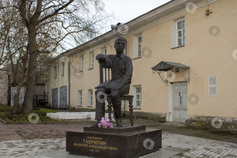Скачать Памятник В.А. Гаврилину фотосток Ozero
