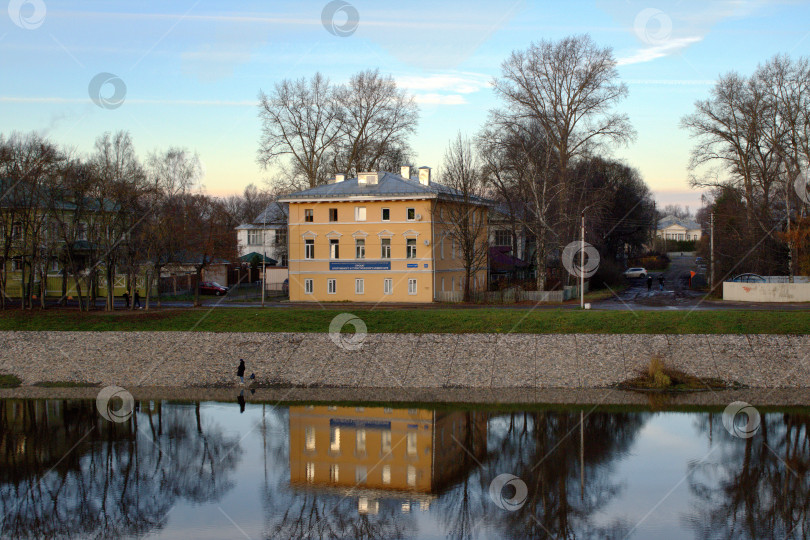 Скачать Желтый дом с отражением в реке. фотосток Ozero