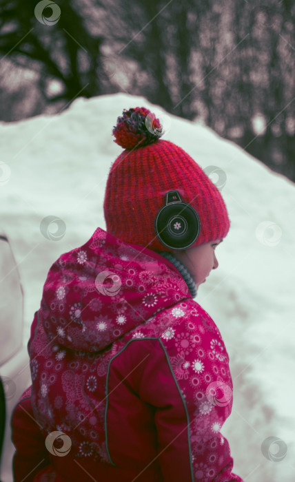 Скачать Девочка играет зимой в снежки. Лопата для снега. фотосток Ozero