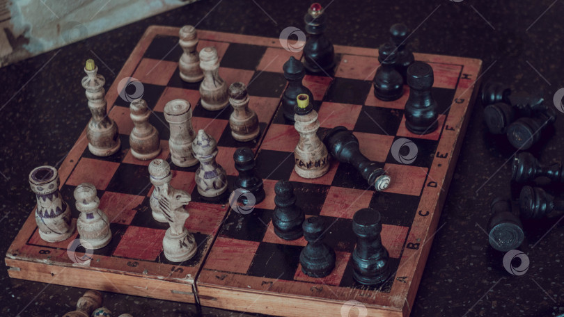 Скачать Старые, самодельные, раскрашенные шахматы 1990 года выпуска. Игра для развития и мышления. фотосток Ozero