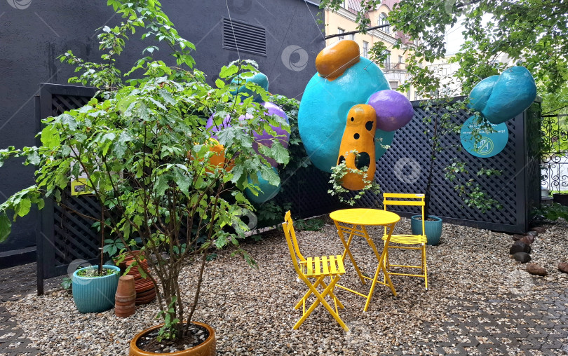 Скачать Место для отдыха на территории книжной лавки "Поляндрия" в Санкт-Петербурге фотосток Ozero