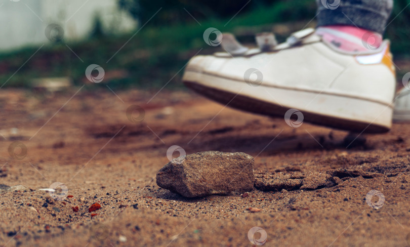 Скачать Человек идет по песчаной дорожке. Фактурный камень из песка. Прогулка на природе. фотосток Ozero