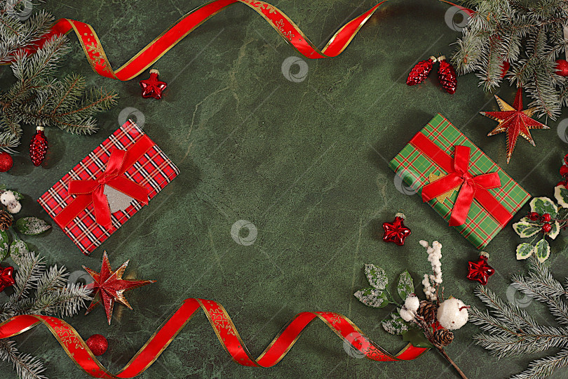 Скачать Праздничные подарочные коробки на праздничном фоне с рождественскими украшениями, концепция новогодних распродаж и покупок, Черная пятница, рекламный баннер магазина и шаблон экрана фотосток Ozero