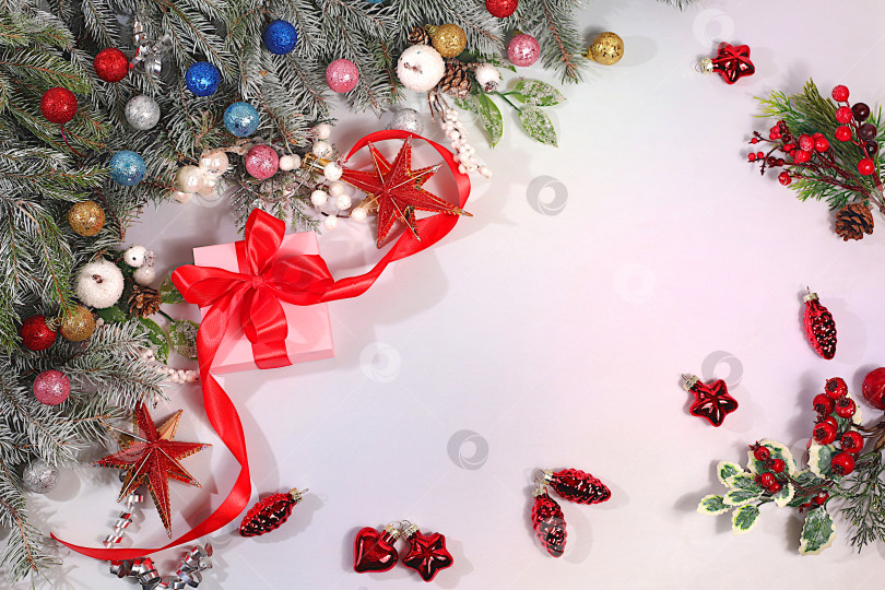 Скачать Праздничные подарочные коробки на праздничном фоне с рождественскими украшениями, концепция новогодних распродаж и покупок, Черная пятница, рекламный баннер магазина и шаблон экрана фотосток Ozero