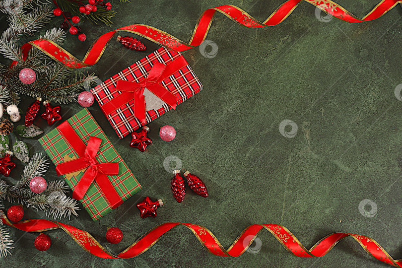 Скачать Праздничные подарочные коробки на праздничном фоне с рождественскими украшениями, концепция новогодних распродаж и покупок, Черная пятница, рекламный баннер магазина и шаблон экрана фотосток Ozero