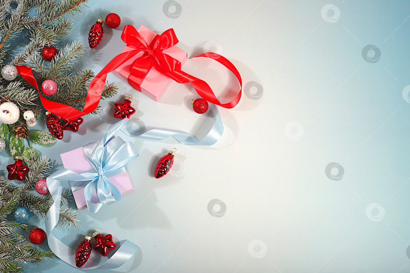 Скачать Концепция новогодних распродаж и шоппинга, праздничные подарочные коробки для праздничного вечера с рождественскими украшениями и еловыми ветками "Черная пятница", рекламный баннер для магазина и шаблон экрана фотосток Ozero