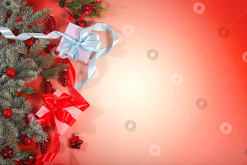 Скачать Концепция новогодних распродаж и шоппинга, праздничные подарочные коробки для праздничного вечера с рождественскими украшениями и еловыми ветками "Черная пятница", рекламный баннер для магазина и шаблон экрана фотосток Ozero