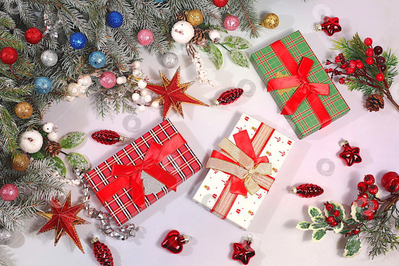 Скачать Праздничные подарочные коробки на праздничном фоне с рождественскими украшениями, концепция новогодних распродаж и покупок, Черная пятница, рекламный баннер магазина и шаблон экрана фотосток Ozero