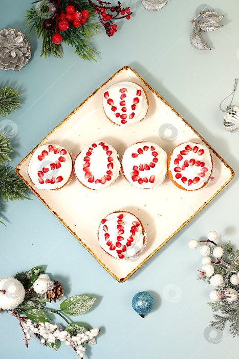 Скачать Рождественские и новогодние блюда. Творожные маффины с гранатами и глазурью с цифрами 2026 для праздничного стола. Идея для украшения еды и новогодних блюд для детей. фотосток Ozero