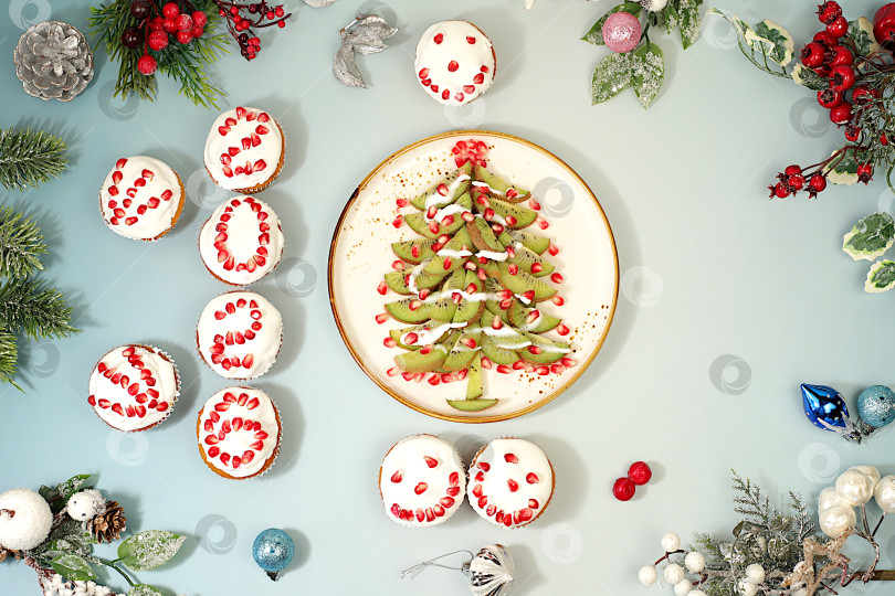 Скачать Рождественские и новогодние блюда. Рождественская елка с киви и творожные маффины с гранатами и глазурью-2026 для праздничного стола. Идеи для украшения еды и новогодних блюд для детей фотосток Ozero